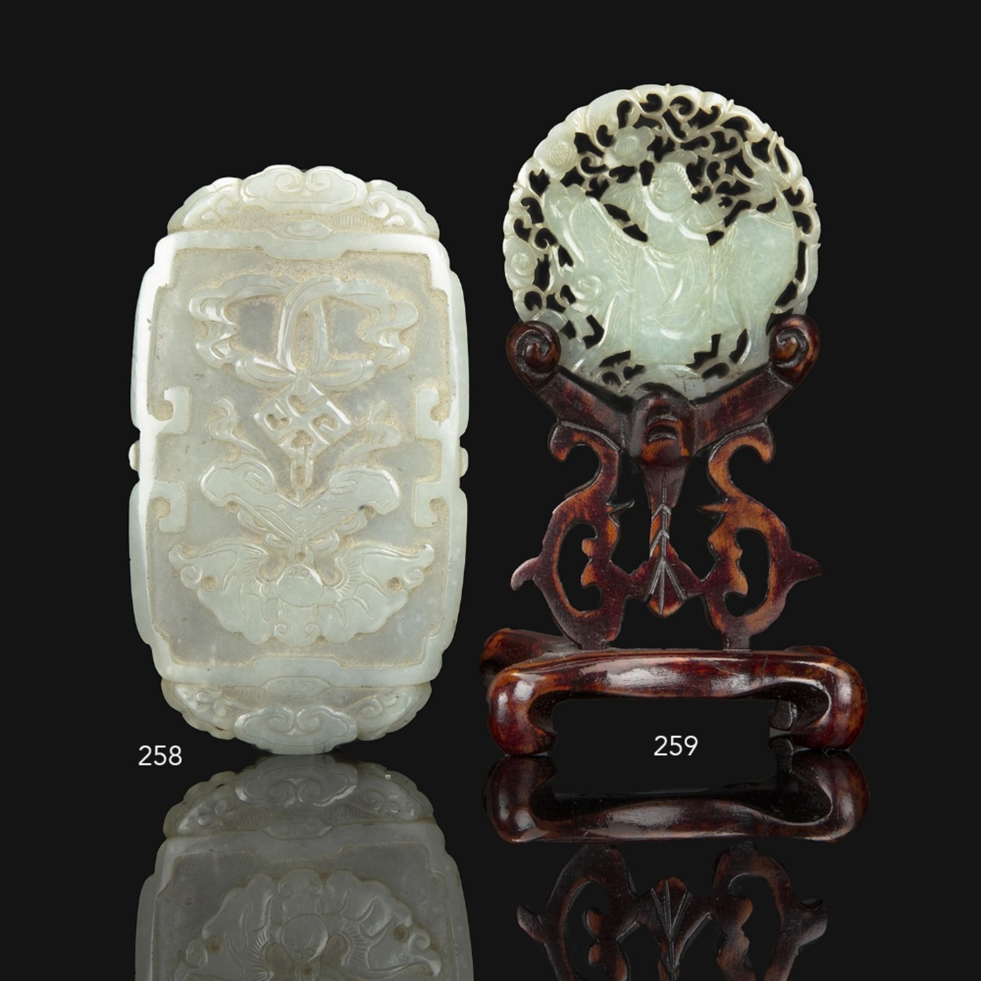 PLAQUE en jade néphrite céladon à décor de chauve-souris soutenant des objets mobiliers. Chine,