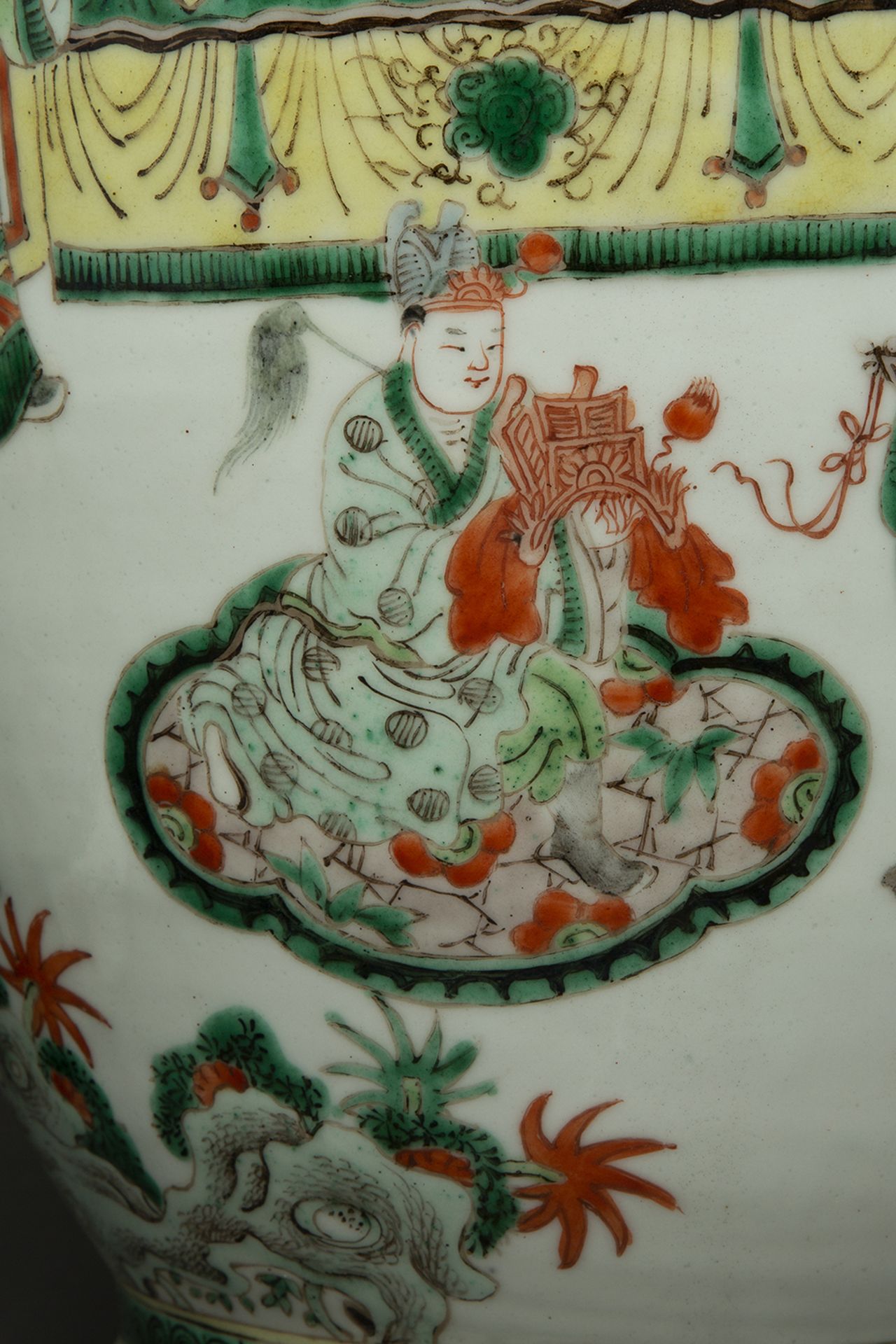 PAIRE DE VASES en porcelaine et émaux polychromes dans le style de la famille verte, à décor de - Image 3 of 3