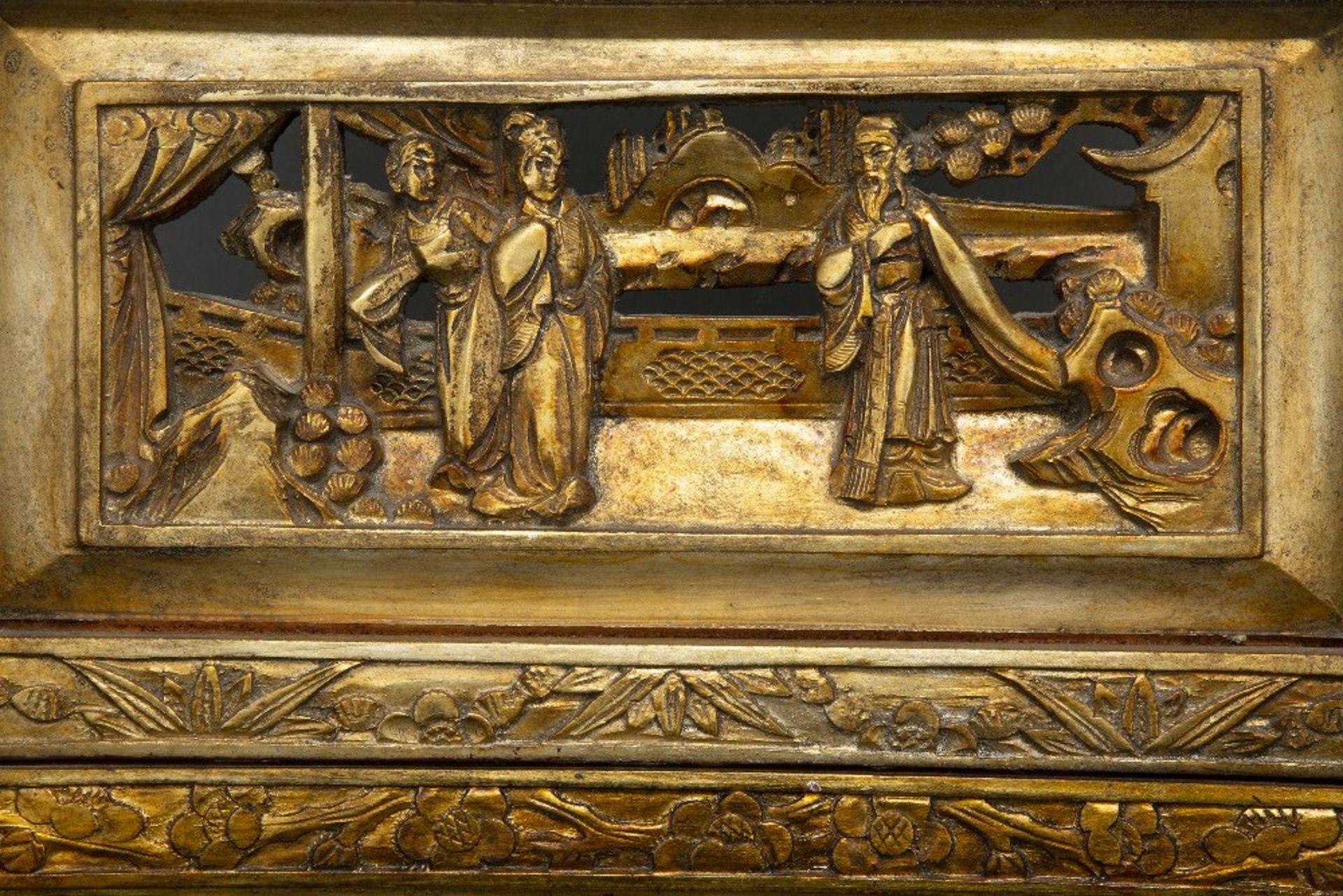 PAIRE D'ÉCRANS en bois laqué rouge et or, sculpté et ajouré représentant des scènes de batailles, la - Image 4 of 5