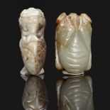 SUITE DE DEUX SUJETS en jade néphrite céladon et rouille, représentant des cigales. Chine,