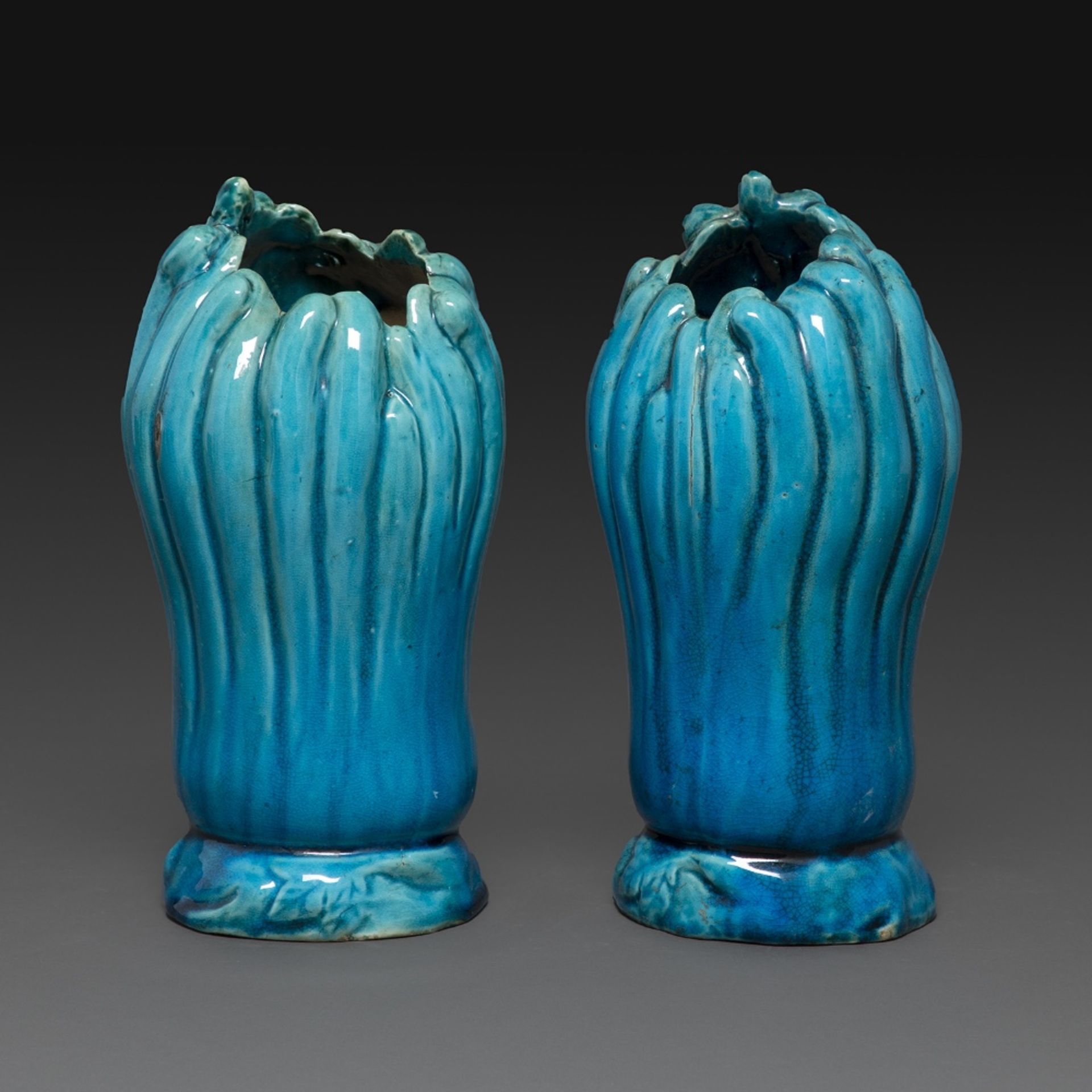 PAIRE DE VASES en grès émaillé bleu turquoise, reprenant la forme d'une main de bouddha. (Fêles de