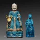 STATUETTE en biscuit émaillé bleu turquoise, représentant la déesse Guanyin à l'enfant, assise en