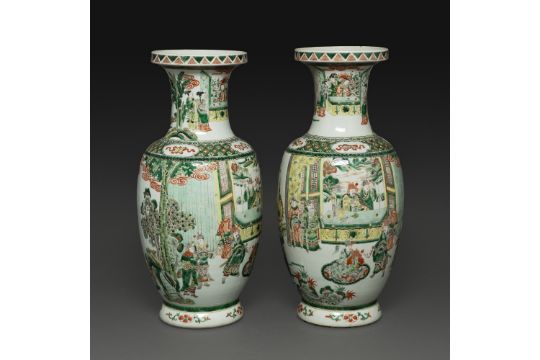 PAIRE DE VASES en porcelaine et émaux polychromes dans le style de la famille verte, à décor de - Image 1 of 3