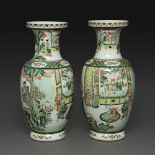 PAIRE DE VASES en porcelaine et émaux polychromes dans le style de la famille verte, à décor de