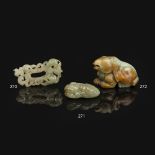 PENDENTIF en jade néphrite céladon, représentant un lion et son petit, tous deux allongés, une