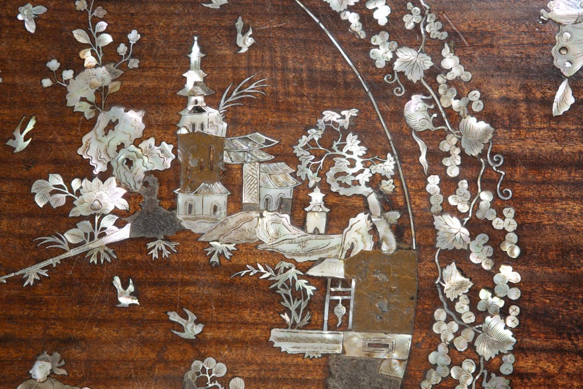 GUÉRIDON reposant sur un piétement tripode, le plateau en bois de rose et marqueterie de nacre, à - Bild 3 aus 4