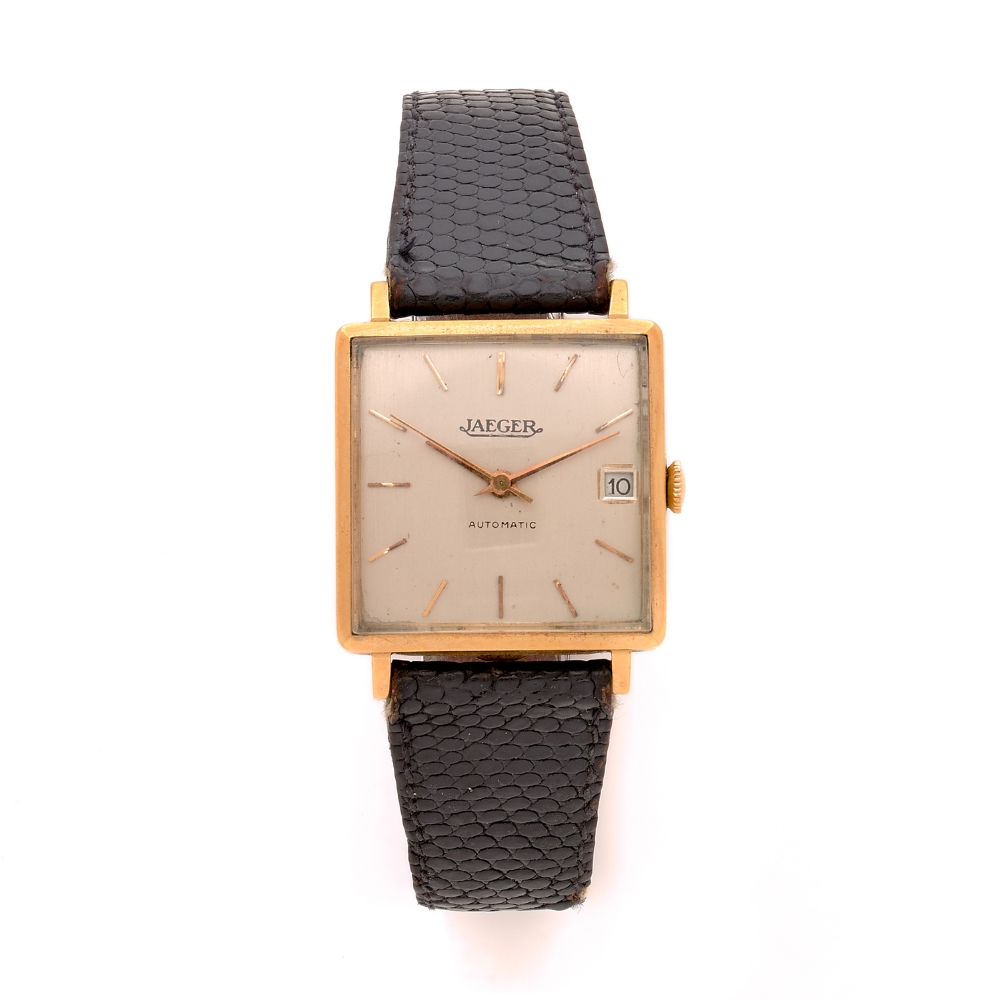 JAEGER ANNEES 50 Montre bracelet en or jaune sur cuir. BOITIER: carré. CADRAN : argenté avec seconde