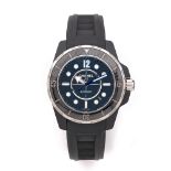 CHANEL J12 MARINE Montre bracelet de plongée en céramique noire mate sur caoutchouc. BOÎTIER :