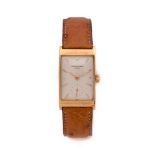 PATEK PHILIPPE ANNEES 40 Montre bracelet en or jaune sur cuir. BOITIER : rectangulaire. Couronne