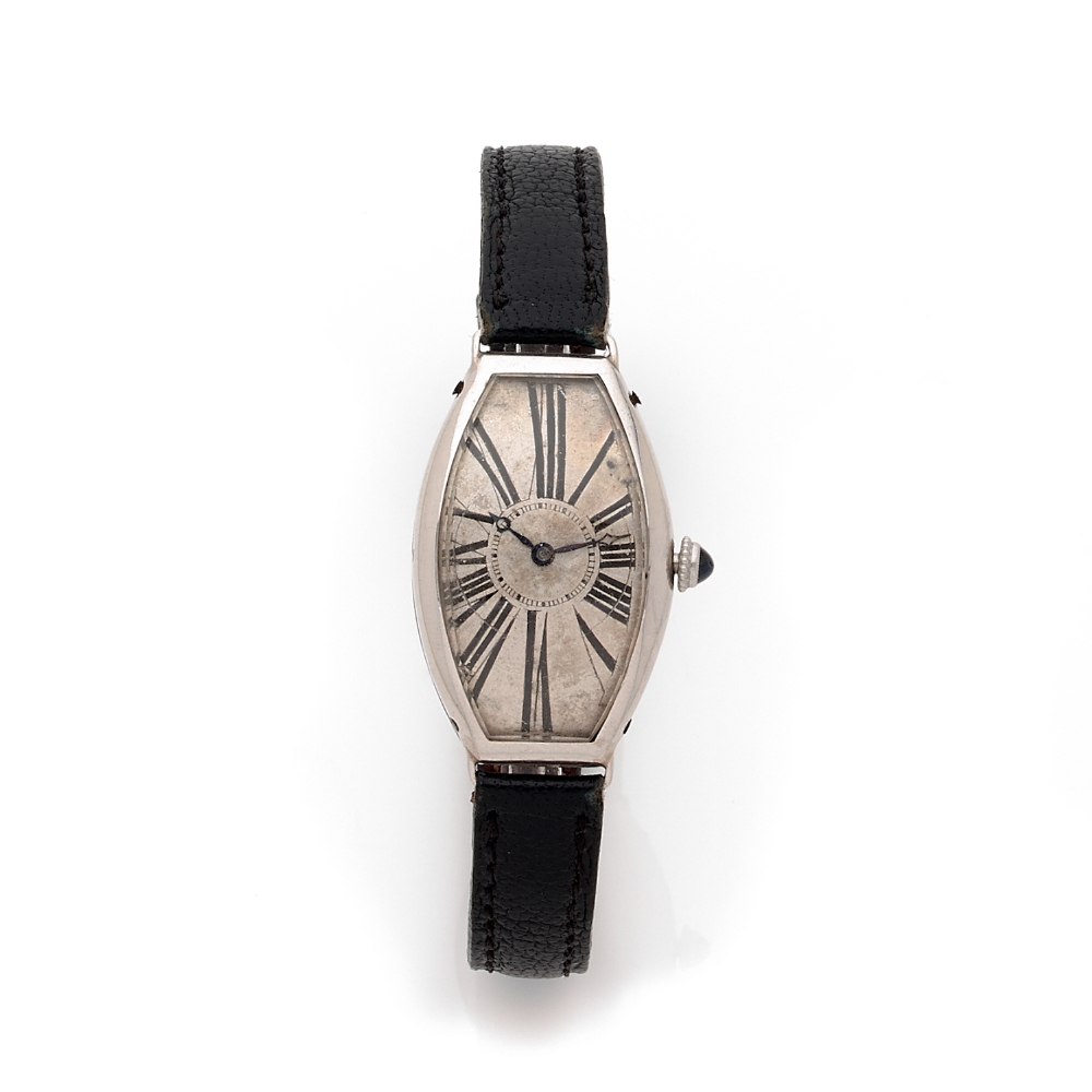 LEON HATOT VERS 1910 Montre bracelet en or gris sur cuir. BOITIER : tonneau, poinçon de maître LH.