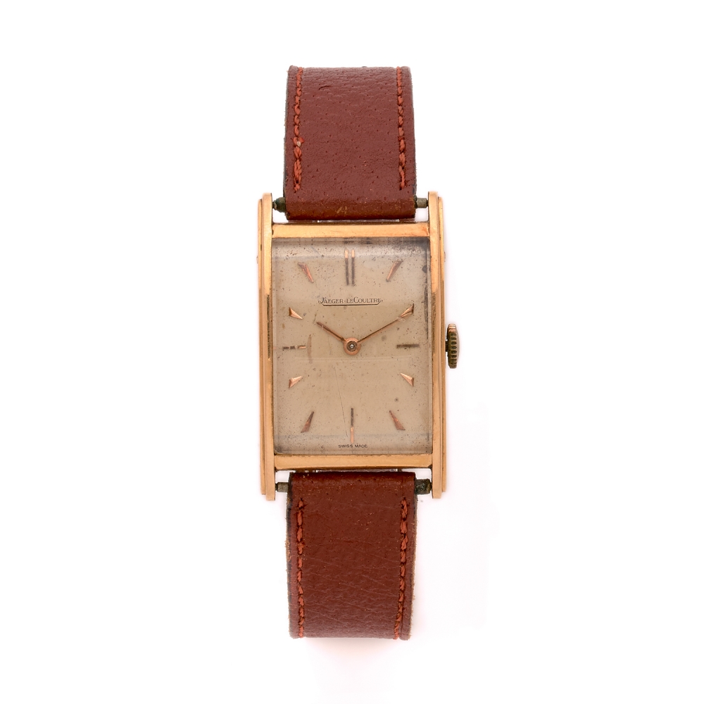 JAEGER LE COULTRE Montre bracelet en or jaune sur cuir. BOITIER : rectangulaire curvex. Poinçon