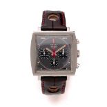 HEUER MONACO. REF. 73633G. ANNEES 70 Montre bracelet en acier sur cuir avec chronographe.