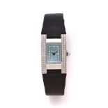 CHAUMET Montre bracelet de dame acier et diamants. BOÎTIER : rectangulaire, brancards sertis de deux