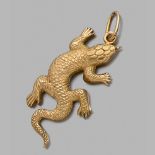 CARTIER - ANNEES 1980 PENDENTIF LEZARD Il est en or jaune 18K ciselé. Signé et numéroté. Poids