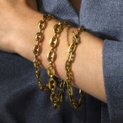TROIS BRACELETS OR Deux bracelets en or jaune 18K à maillons marine de différents modèles. Un