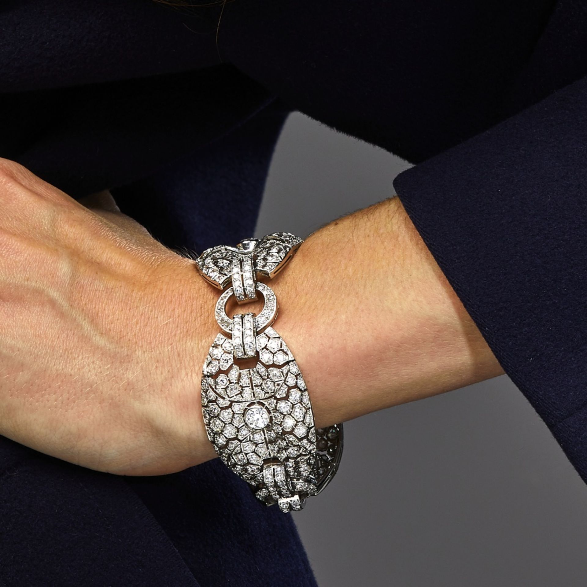 TRAVAIL FRANÇAIS ANNEES 1920 MAGNIFIQUE BRACELET JOAILLERIE Il est composé de trois grands motifs