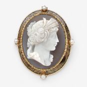 ANNEES 1860 BROCHE CAMEE Elle est ornée d'un camée ovale sur agate grise représentant Cérès. Monture