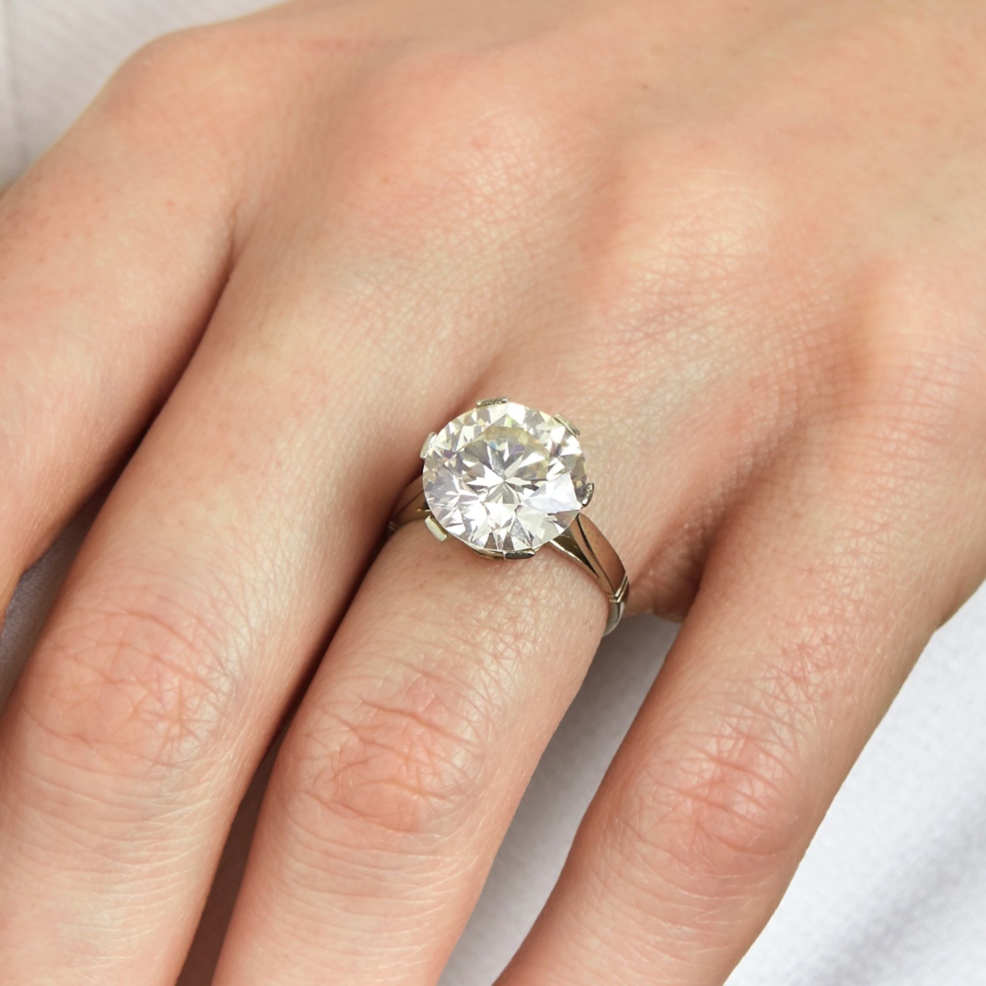 BAGUE DIAMANT SOLITAIRE 6,22 CARATS Elle est ornée d'un diamant solitaire en châton à griffes.