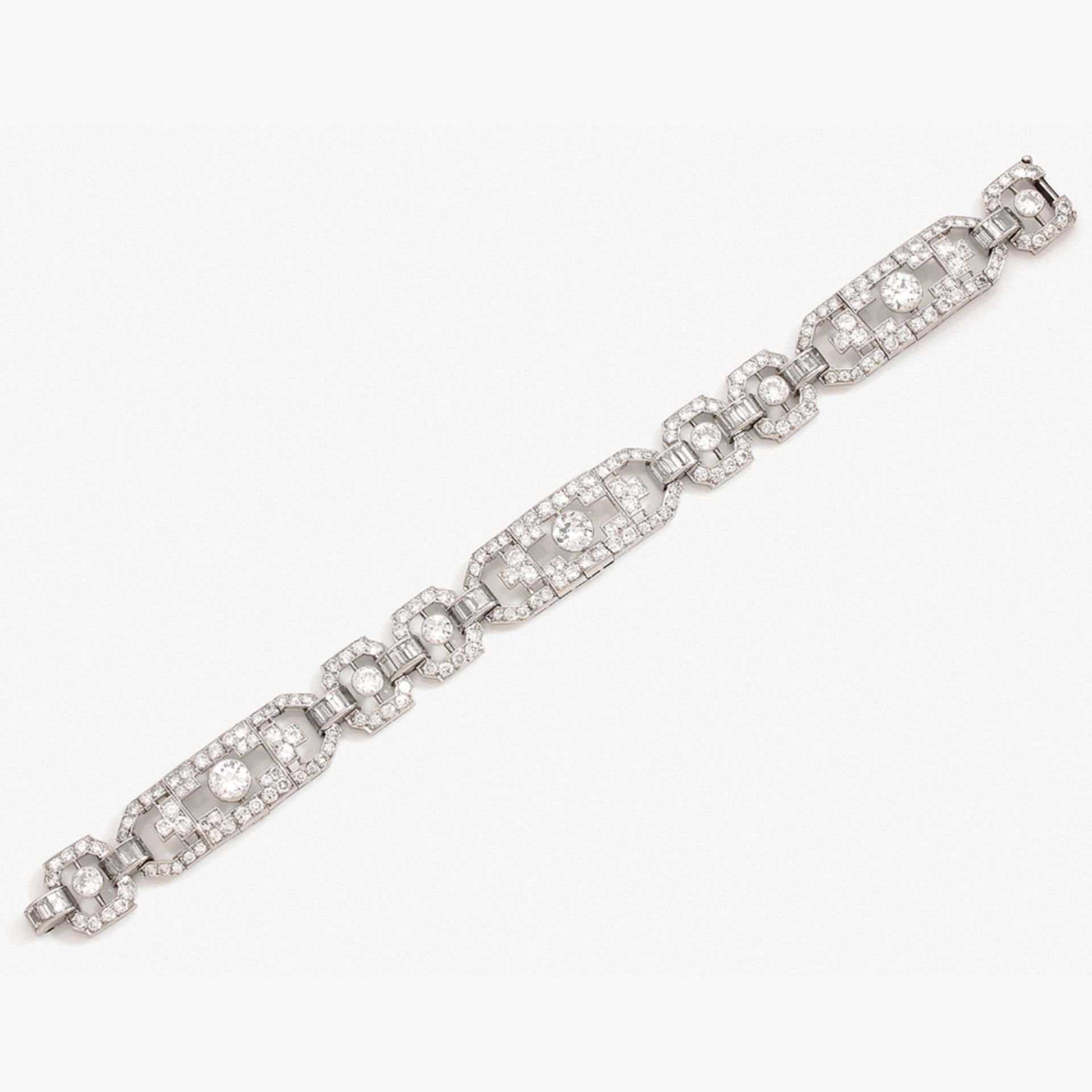 TRAVAIL FRANÇAIS - ANNEES 1925 BRACELET ARTICULE DIAMANTS Il est composé de trois maillons oblongs