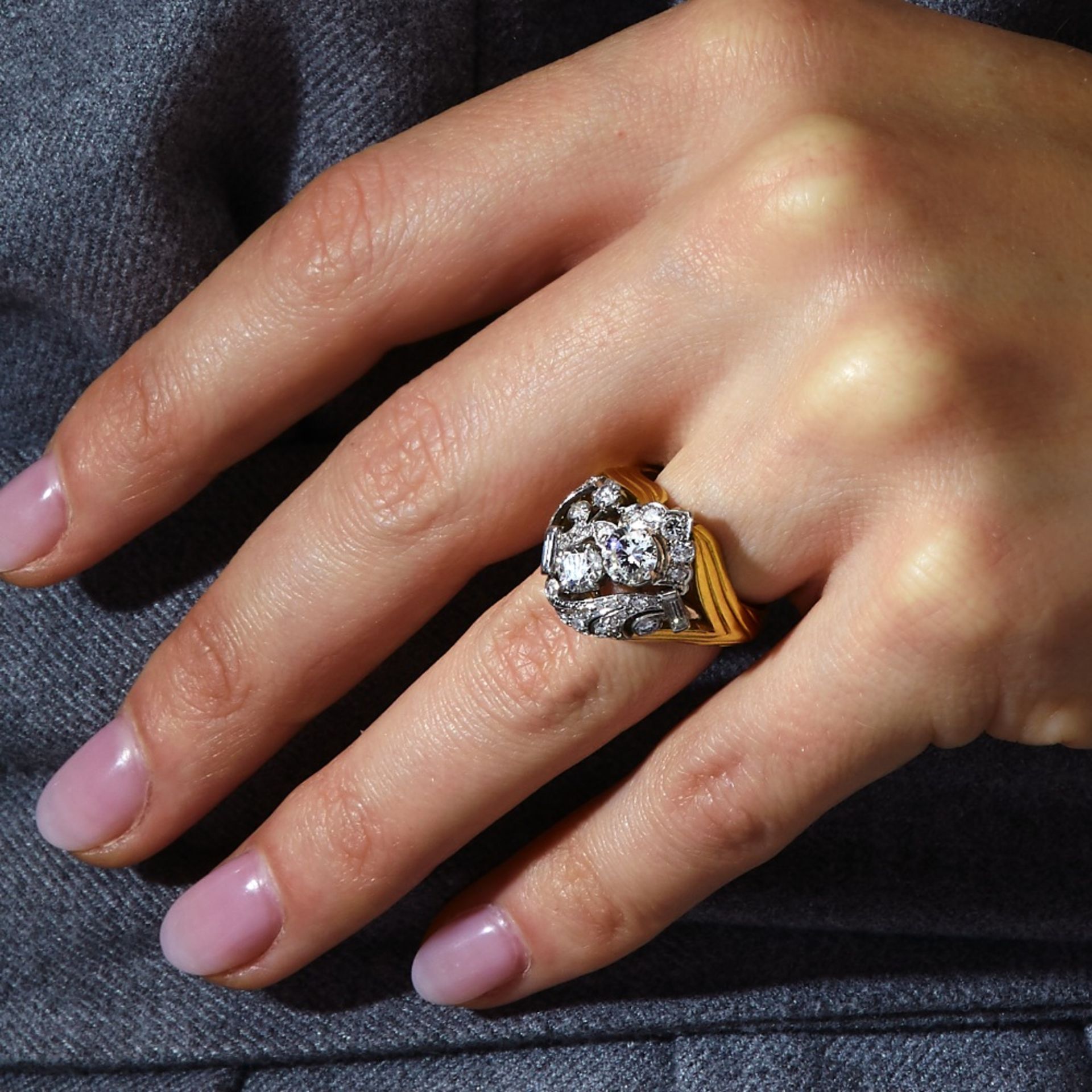 ANNEES 1945 RAVISSANTE BAGUE CHEVALIERE DIAMANTS Elle est de forme bombée ornée d'un décor floral