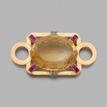 ANNEES 1950 BROCHE PLAQUE CITRINE Au centre une citrine ovale retenue par des griffes serties de