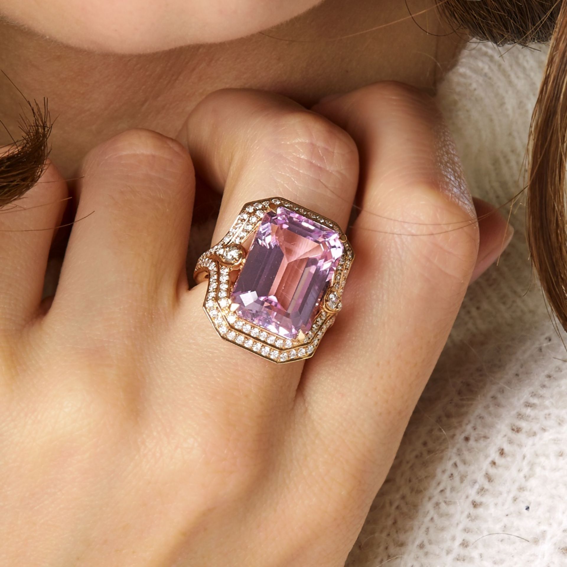 BAGUE KUNZITE Elle est ornée d'une importante kunzite rectangulaire sertie en châton à griffes sur