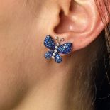 PAIRE DE MOTIFS D'OREILLES PAPILLON Ils sont sertis de diamants taille brillant et les ailes sont