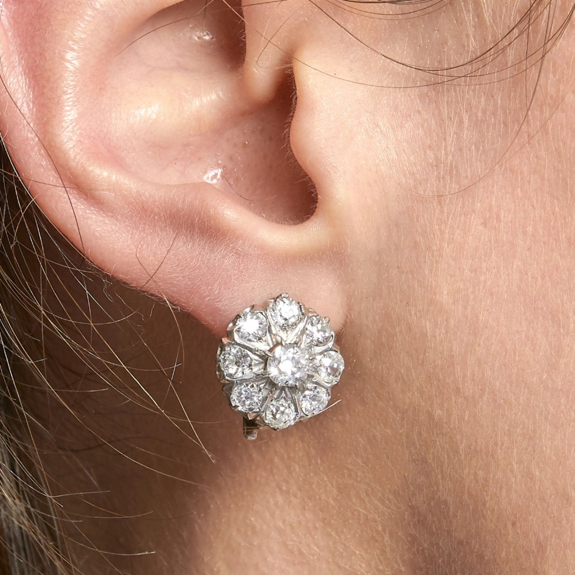 PAIRE DE BOUCLES D'OREILLES MARGUERITES DIAMANTS Elles sont composées d'un diamant taille