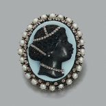 ANNÉES 1860 BROCHE "CAMEE NEGRESSE HABILLEE" Le camée sur sardonyx représente un portrait de femme