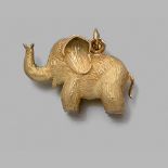 CARTIER - ANNEES 1970 PENDENTIF ELEPHANT Il est en or jaune 18K ciselé et amati. Signé, poinçon de