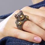 DE GRISOGONO BAGUE "COOL BEAR" La bague articulée représente un ours "aux lunettes" pavé de diamants