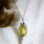 TRAVAIL FRANÇAIS - EPOQUE ART DECO PENDENTIF CITRINE ET CRISTAL DE ROCHE Il est forme ovale sertie