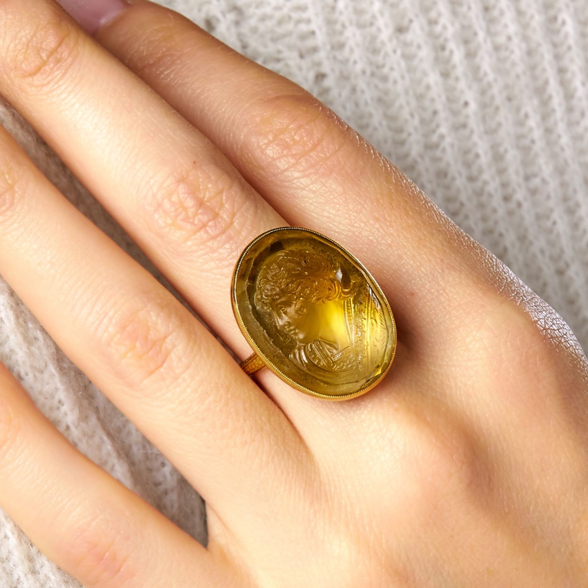 XIXEME SIECLE IMPORTANTE BAGUE CAMEE CITRINE Elle porte un camée sur citrine jaune pâle représentant