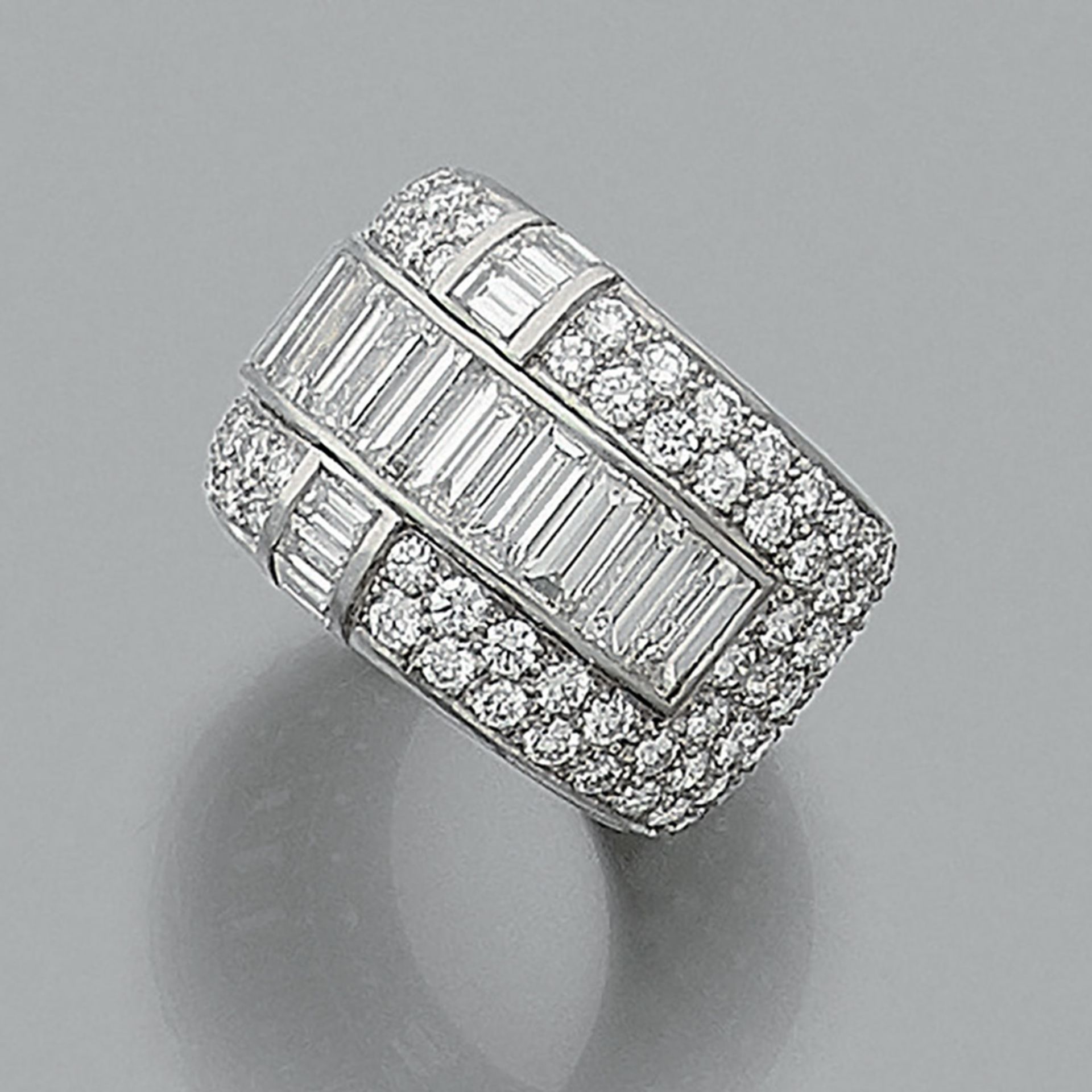 ANNÉES 1930 MAGNIFIQUE LARGE ANNEAU DIAMANTS Il est entièrement pavé de diamants taille brillant
