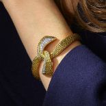 BOUCHERON - ANNEES 1970 SPECTACULAIRE BRACELET NOEUD STYLISE Le bracelet rigide ouvrant en or
