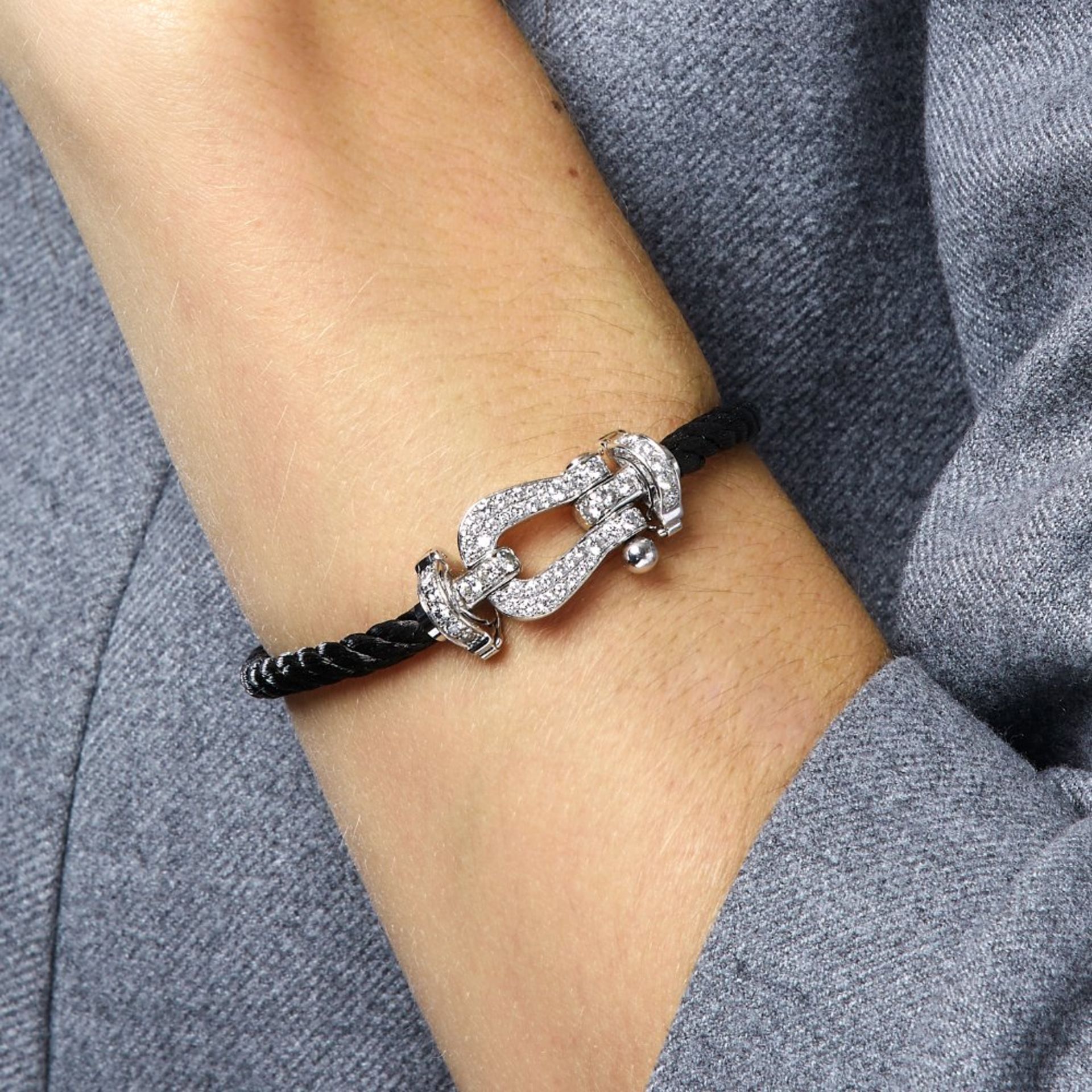 FRED BRACELET "FORCE 10" DIAMANTS Le fermoir mousqueton en or gris 18k est pavé de diamants taille