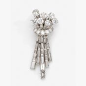 PIERRE STERLE - ANNEES 1950 CLIP PAMPILLES DIAMANTS Il représente un bouquet stylisé richement serti