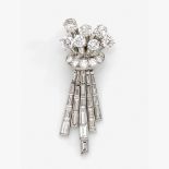 PIERRE STERLE - ANNEES 1950 CLIP PAMPILLES DIAMANTS Il représente un bouquet stylisé richement serti