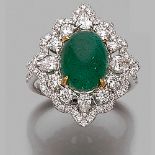 BAGUE MARQUISE EMERAUDE CABOCHON Elle est ornée d'une émeraude cabochon ovale sur un décor repercé