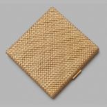 TRAVAIL FRANCAIS - ANNEES 1950 POUDRIER VANNERIE D'OR Il est de forme carrée en vannerie d'or