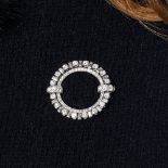 ANNEES 1930 BROCHE RONDE DIAMANTS Elle est ornée d'une ligne de diamants taille brillant (TA et