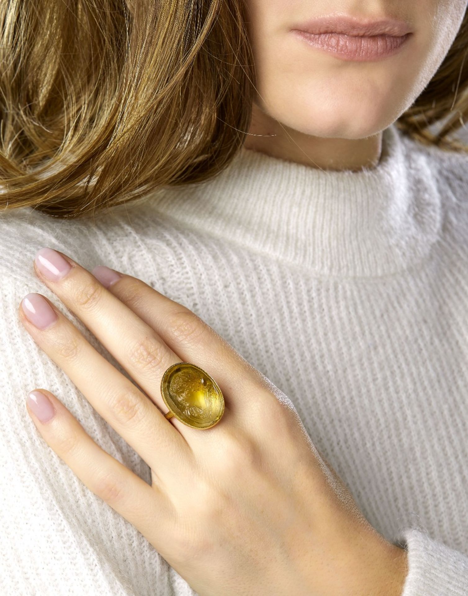 XIXEME SIECLE IMPORTANTE BAGUE CAMEE CITRINE Elle porte un camée sur citrine jaune pâle représentant - Image 3 of 3