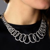 COLLIER ANNEAUX DIAMANTS Il est en forme de collier draperie formé de maillons ovales entrelacés