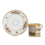 SÈVRES, TASSE LITRON 1er GRANDEUR ET SA SOUCOUPE, ÉPOQUE RESTAURATION en porcelaine à décor