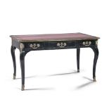 BUREAU PLAT EN BOIS LAQUÉ NOIR, D'ÉPOQUE LOUIS XIV Il ouvre, en ceinture, par trois tiroirs sur