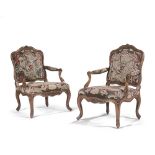 ATTRIBUÉE À PIERRE NOGARET, PAIRE DE FAUTEUILS À LA REINE, ÉPOQUE LOUIS XV en noyer, de forme