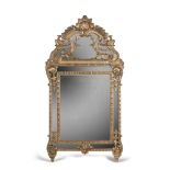 MIROIR A PARCLOSE, STYLE RÉGENCE, SECONDE MOITIÉ DU XIXe SIÈCLE en bois doré mouluré et sculpté de