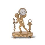 PENDULE, BACCHUS AILÉ PORTEFAIX, ÉPOQUE EMPIRE en bronze doré et ciselé. Il est représenté, les yeux