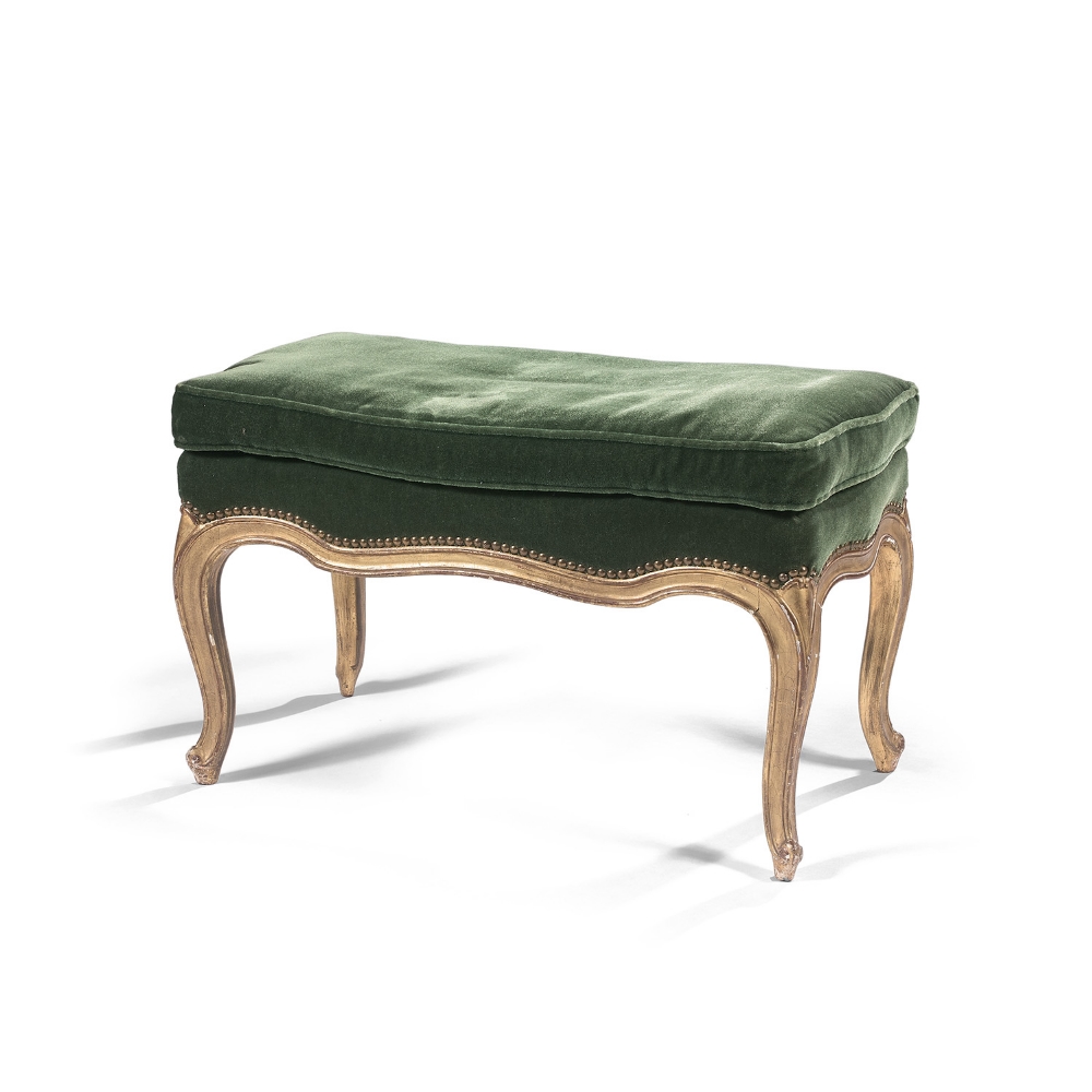 LONG TABOURET DE FORME MOUVEMENTÉE, STYLE LOUIS XV, MILIEU DU XIXe SIÈCLE en bois doré mouluré et