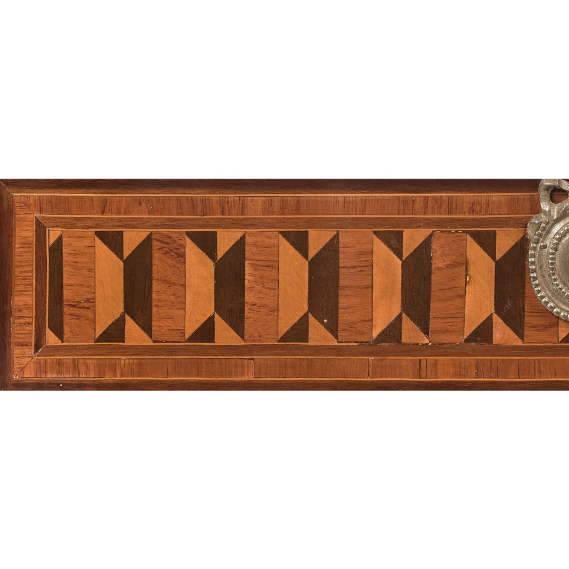 COMMODE À RESSAUT CENTRAL, ÉPOQUE LOUIS XVI en bois de placage marqueté à décor d'encadrements et - Bild 2 aus 2